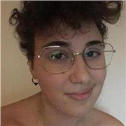 Studentessa del liceo alla ricerca di studenti per ripetizioni di storia, geografia o filosofia